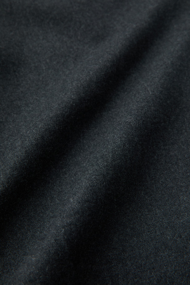 [MOVERE X ROLIAT] 투턱 테일러드 셋업 팬츠는 가을, 겨울 시즌에 어울리는 남성용 테일러드 팬츠입니다. 부드러운 울 소재와 세미루즈핏으로 편안한 착용감을 선사하며, 뒷허리 밴딩 처리로 활동성을 더했습니다. 모던하고 클래식한 스타일을 기반으로, 투턱 디자인과 프론트 플리츠 디테일이 돋보입니다. 스트레치 원단과 밀드 가공으로 제작되어 고급스러운 핏을 연출하며, 오피스룩, 비즈니스 캐주얼, 모임룩 등 다양한 TPO에 활용 가능합니다.
