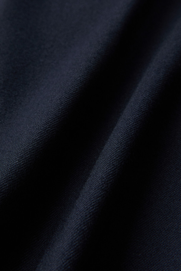 [MOVERE X ROLIAT] 투턱 테일러드 팬츠는 가을과 겨울에 어울리는, 모던하고 클래식한 스타일의 테일러드 팬츠입니다. 네이비 컬러의 긴 기장 바지로, 울 소재를 사용하여 부드러운 촉감을 선사합니다. 투턱 디자인과 프론트 플리츠 디테일이 특징이며, 밀드 가공과 테일러링 공정을 거쳐 완성되었습니다. 뒷허리 밴딩으로 편안한 착용감을 제공하며, 오피스룩, 비즈니스 캐주얼, 출근룩 등 다양한 TPO에 활용 가능합니다. 세미루즈핏의 핏으로 클래식하고 미니멀한 스타일을 연출해보세요.
