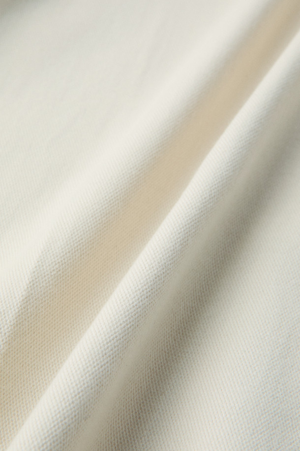 [MOVERE] DUCA(두카) 코튼 치노는 가을, 겨울 시즌에 어울리는 남성용 치노팬츠입니다. 화이트, 아이보리 두 가지 색상으로 출시되었으며, 데일리룩과 포멀한 자리 모두 활용 가능합니다. 면, 울, 엘라스틴 혼방 소재로 제작되어 부드러운 촉감을 선사하며, 레귤러핏과 테이퍼드 핏으로 클래식하고 미니멀한 스타일을 연출합니다. 좌우 사선 포켓, 뒷주머니, 허리 뒷부분 트임 등 디테일 요소가 돋보이며, 오피스룩 또는 비즈니스 캐주얼에도 적합합니다.
