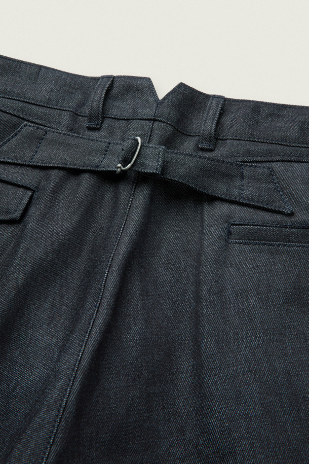 [MOVERE X ROLIAT] 재팬 메이드 원턱 데님은 일본 오카야마에서 제작된 프리미엄 데님 팬츠입니다. 네이비 컬러의 무지 디자인으로, 클래식하고 미니멀한 스타일을 연출하기 좋습니다. 원턱 디자인과 플리츠 디테일이 특징이며, 세미루즈핏으로 편안한 착용감을 선사합니다. 신치백 디테일로 허리 사이즈 조절이 용이하며, 가을/겨울철 출근룩, 비즈니스 캐주얼, 모임룩 등 다양한 TPO에 활용할 수 있습니다.
