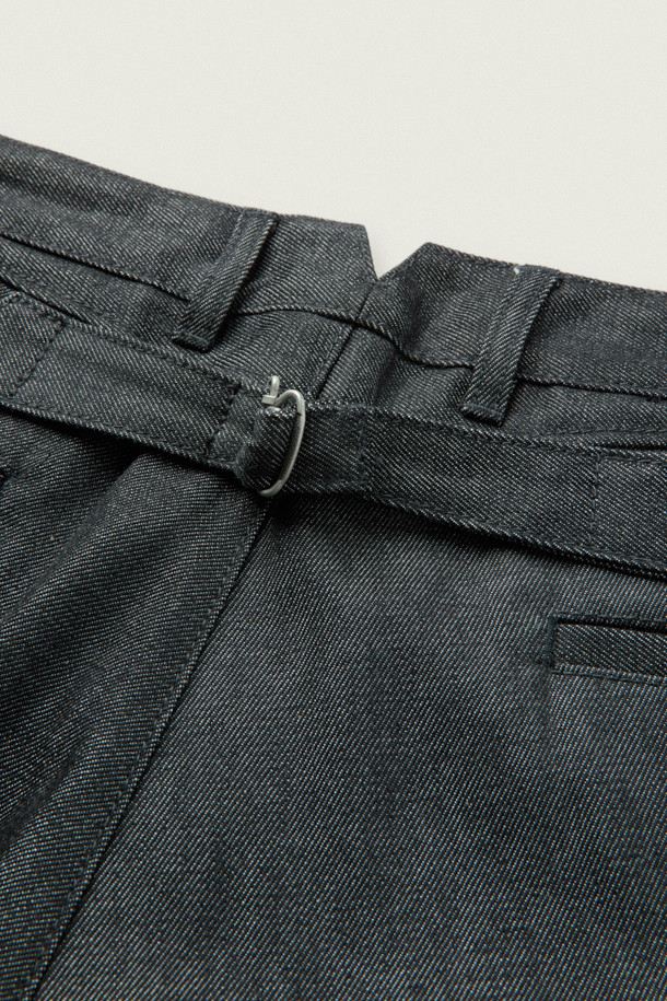 MOVERE X ROLIAT(모베르 X 롤리엇) 재팬 메이드 원턱 데님 팬츠입니다. 일본 오카야마에서 제작된 이 데님 팬츠는 가을, 겨울 시즌에 어울리는 클래식하고 미니멀한 스타일을 제안합니다. 네이비 컬러의 무지 디자인에, 뻣뻣한 촉감의 데님 소재, 루즈핏 실루엣으로 편안함을 더했습니다. 원턱 디자인과 신치백, 플리츠 디테일이 특징이며, 출근룩, 비즈니스 캐주얼, 모임룩 등 다양한 TPO에 활용 가능합니다. 스트레이트 핏과 세미루즈핏으로, 시크한 매력을 연출할 수 있습니다.
