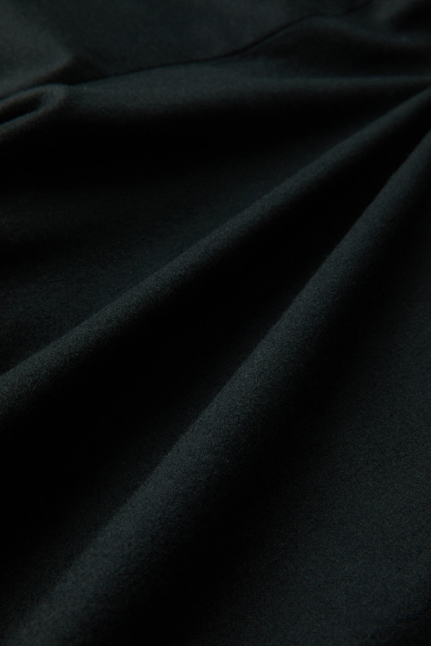 [MOVERE] REDA 울 슬랙스는 가을, 겨울 시즌에 어울리는 남성용 슬랙스입니다. 고급스러운 울과 엘라스틴 혼방 소재로 제작되어 부드러운 촉감과 자연스러운 신축성을 자랑하며, 와이드 및 플레어 핏으로 클래식하고 모던한 스타일을 연출합니다. 허리에는 4cm 밴딩과 리버스 투플리츠 디테일을 더해 편안함과 세련된 디자인을 동시에 잡았습니다. 블랙 컬러에 은은한 광택감이 더해져 오피스룩, 비즈니스 캐주얼, 모임룩 등 다양한 TPO에 활용 가능하며 미니멀하고 시크한 스타일을 완성합니다.
