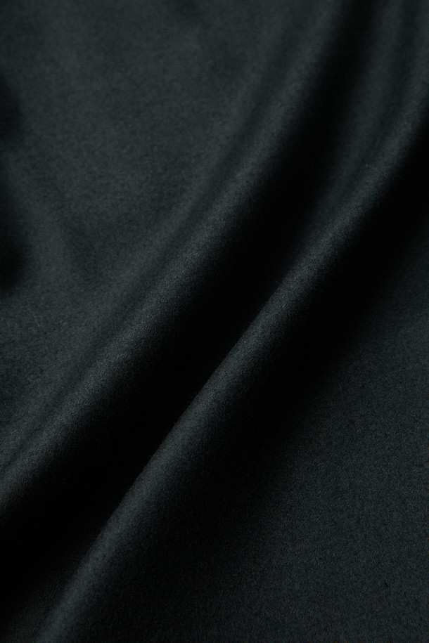 [MOVERE] REDA 울 셔켓은 부드러운 촉감의 REDA 울 99%와 엘라스틴 1% 혼방 소재로 제작된 셔츠 재킷입니다. 블랙, 브라운 두 가지 색상으로 출시되었으며, 간절기, 가을, 겨울 초에 착용하기 좋습니다. 미니멀하고 베이직한 디자인으로 출근룩, 비즈니스 캐주얼, 모임룩 등 다양한 TPO에 활용 가능합니다. 루즈핏 레귤러 기장으로 편안한 착용감을 선사하며, 가슴 플랫 포켓, 사이드 포켓, 등판 플리츠 디테일이 특징입니다. 셔츠 칼라, 긴 소매, 버튼 여밈 방식으로 클래식하고 미니멀한 스타일을 연출합니다.
