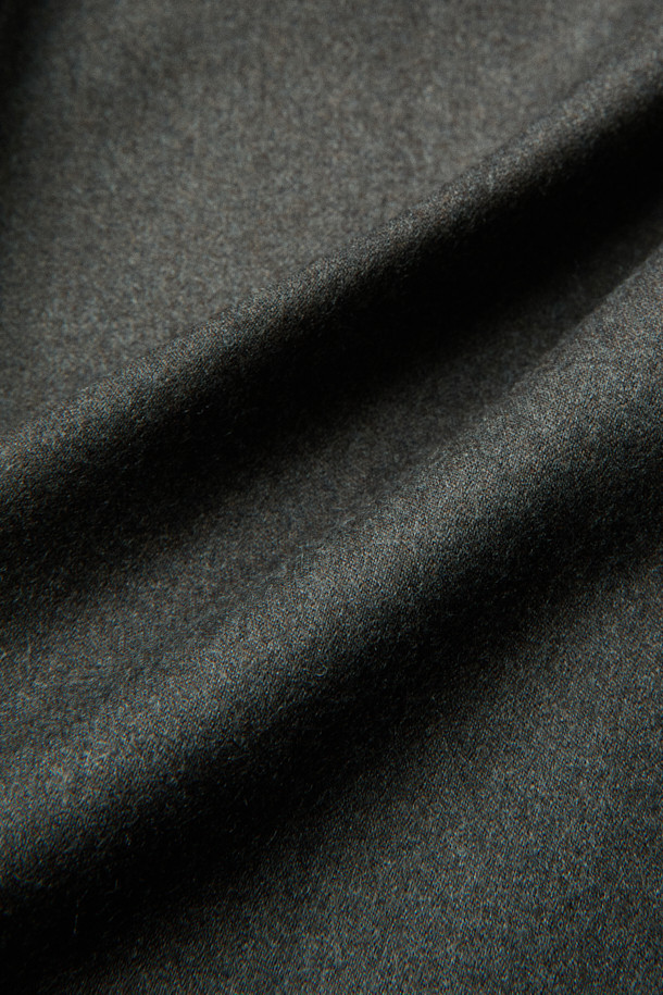 [MOVERE] REDA 울 셔켓은 클래식, 미니멀, 시크 스타일을 추구하는 분들을 위한 셔켓입니다. 블랙, 브라운 두 가지 색상으로 출시되었으며, 간절기, 가을, 겨울 초에 착용하기 좋습니다. REDA 울 99%와 엘라스틴 1% 혼방 소재로 제작되어 부드러운 촉감과 두꺼운 두께감을 자랑하며, 밀드 가공으로 완성도를 높였습니다. 셔츠 칼라, 루즈핏, 긴소매 디자인으로, 가슴 플랫 포켓, 사이드 포켓, 등판 플리츠 디테일이 특징이며, 출근룩, 비즈니스 캐주얼, 모임룩 등 다양한 TPO에 활용 가능합니다.
