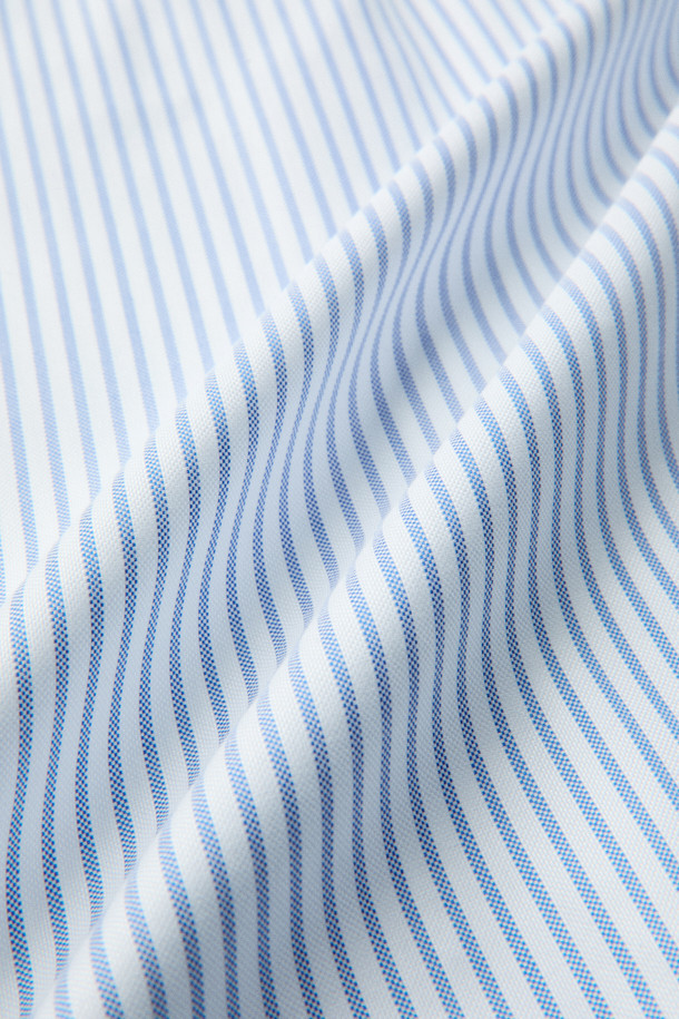 [MOVERE X ROLIAT] 라운드 카라 옥스포드 셔츠는 가을, 겨울 시즌을 위한 클래식하고 세련된 스타일의 상의입니다. 스카이블루와 스트라이프 두 가지 색상으로 제공되며, 데일리룩, 출근룩, 비즈니스 캐주얼, 모임룩 등 다양한 TPO에 활용할 수 있습니다. 면 소재로 제작되어 탄탄한 촉감을 제공하며, 긴 소매와 세미 루즈핏으로 편안한 착용감을 선사합니다. 라운드 카라와 금속 버튼 디테일, 클럽 카라 디자인이 특징이며, 가슴둘레는 114cm입니다. 미니멀하고 시크한 스타일을 연출하기에 적합합니다.
