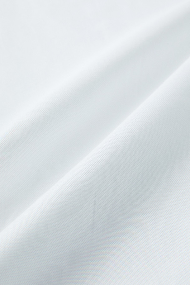 MOVERE X ROLIAT(무브레 X 롤리앗) 라운드 카라 옥스포드 셔츠는 부드러운 면 소재로 제작되어 가을, 겨울철에 착용하기 좋습니다. 세미 루즈 핏으로 편안한 착용감을 선사하며, 라운드 카라 디자인이 특징입니다. 솔리드 옥스포드 원단에 금속 포인트 단추, 클럽 카라 디테일로 클래식한 무드를 더했습니다. 출근룩, 비즈니스 캐주얼, 모임룩 등 다양한 TPO에 활용할 수 있으며, 미니멀하고 캐주얼한 스타일 연출에도 적합합니다. 긴소매, 화이트 컬러로 어디에나 매치하기 용이한 데일리 아이템입니다.
