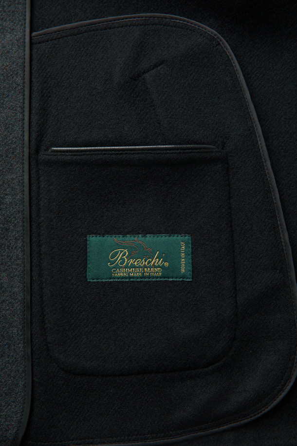 [MOVERE] 핸드메이드 블루종은 모던한 스타일을 추구하는 분들을 위한 겨울, 가을용 아우터입니다. 부드러운 촉감의 울 소재와 두꺼운 두께감으로 제작되어, 쌀쌀한 날씨에도 따뜻하게 착용할 수 있습니다. 루즈핏으로 편안한 착용감을 선사하며, 2-WAY 지퍼, 사이드 포켓, 스트링 디테일, 핸드메이드 봉제, 이중지 원단으로 고급스러움을 더했습니다. 출근룩, 모임룩, 데이트룩 등 다양한 TPO에 활용 가능한 블랙 색상의 클래식, 미니멀, 시크 스타일 블루종입니다.
