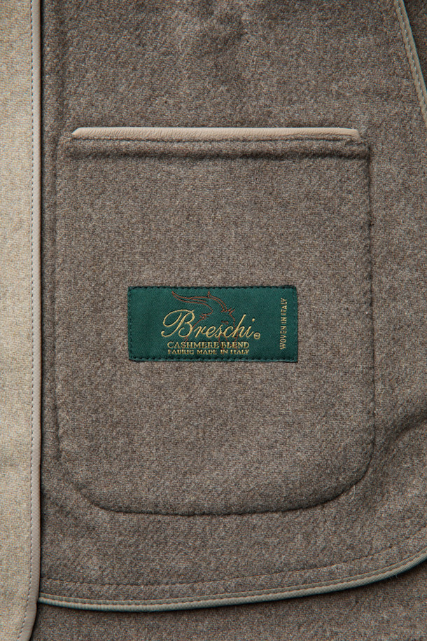 [MOVERE] 핸드메이드 블루종은 가을과 겨울, 당신의 스타일을 완성할 모던한 아우터입니다. 울 소재의 부드러운 촉감과 여유로운 핏으로 편안함을 선사하며, 이중지 원단으로 제작되어 보온성을 높였습니다. 2-WAY 지퍼, 사이드 포켓, 스트링 밑단 등의 디테일이 돋보이며, 핸드메이드 봉제로 고급스러움을 더했습니다. 출근룩, 비즈니스 캐주얼, 모임룩 등 다양한 TPO에 활용 가능하며, 클래식, 미니멀, 시크 스타일을 즐기는 분들에게 추천합니다.
