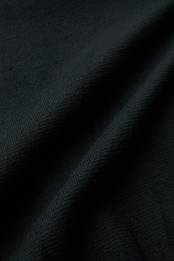 [MOVERE X ROLIAT] 라운드넥 가디건은 가을, 겨울 시즌에 어울리는 블랙 컬러의 울 소재 가디건입니다. 미니멀하고 베이직한 스타일로, 루즈핏 또는 세미루즈핏으로 편안하게 착용 가능합니다. 라운드넥 디자인에 긴소매 기장이며, 두꺼운 두께감으로 따뜻함을 더합니다. 밀라노 조직 짜임과 테일러링 구조로 제작되어 아우터 또는 이너로 활용 가능하며, 출근룩으로도 손색없습니다. 가슴둘레는 116cm입니다.
