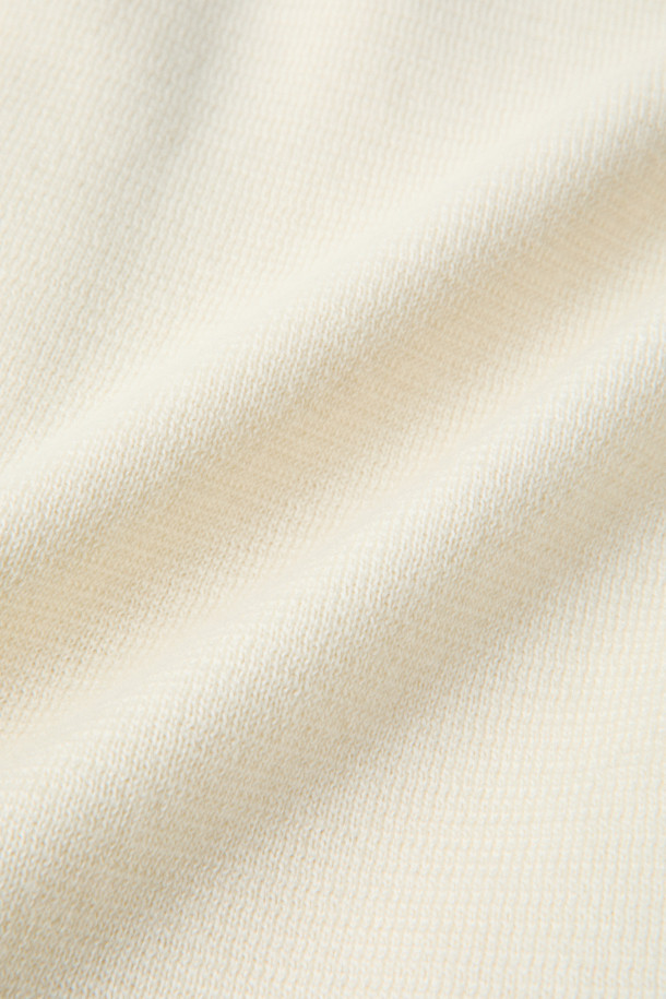 [MOVERE X ROLIAT] 라운드넥 가디건은 가을, 겨울 시즌을 위한 베이직하고 미니멀한 스타일의 상의입니다. 아이보리, 화이트 두 가지 색상으로 출시되었으며, 밀라노 조직으로 제작되어 탄탄한 촉감을 자랑합니다. 두꺼운 두께감과 세미루즈핏으로 편안한 착용감을 선사하며, 출근룩, 모임룩, 데이트룩 등 다양한 TPO에 활용 가능합니다. 울 소재의 긴소매 라운드넥 가디건으로, 클래식, 미니멀, 시크 스타일을 연출하기 좋습니다. 높은 밀도와 테일러링 구조로 완성도를 높였습니다.
