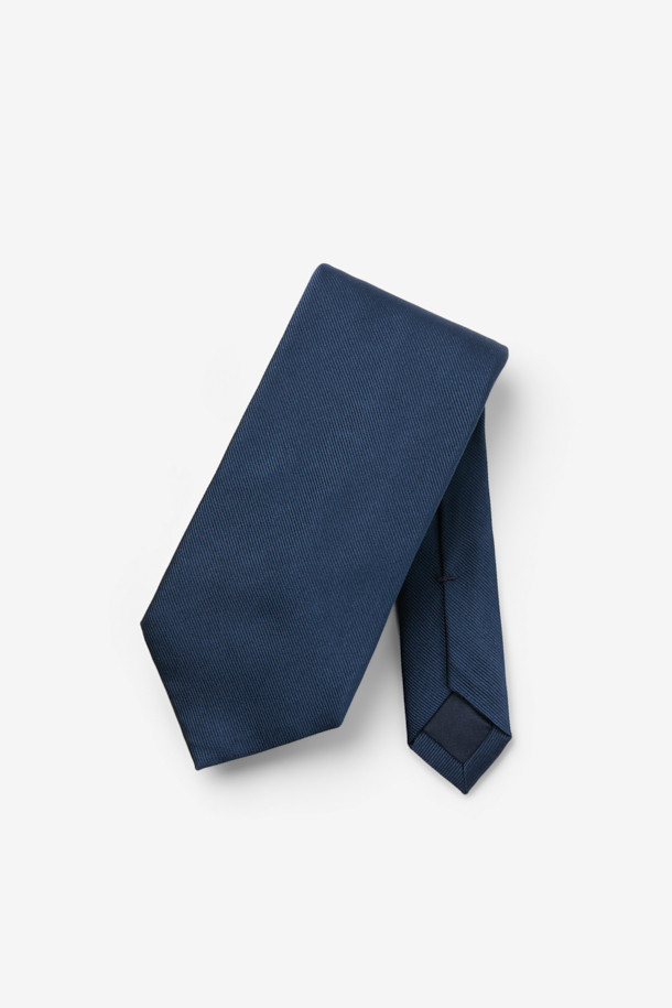 STEFANO BIGI(스테파노 비지) 세나 솔리드 타이는 남성용 넥타이로, 오피스룩, 비즈니스 캐주얼, 출근룩 등 TPO에 적합합니다. 네이비 컬러의 무지 디자인과 실크 소재가 고급스러운 느낌을 더하며, 클래식하고 미니멀한 스타일을 연출합니다. 솔리드한 디자인과 부드러운 착용감, 안쪽 루프 장식이 특징이며, 로고 패브릭 라벨로 포인트를 주었습니다. 일상에서 세련된 스타일을 완성해 보세요.
