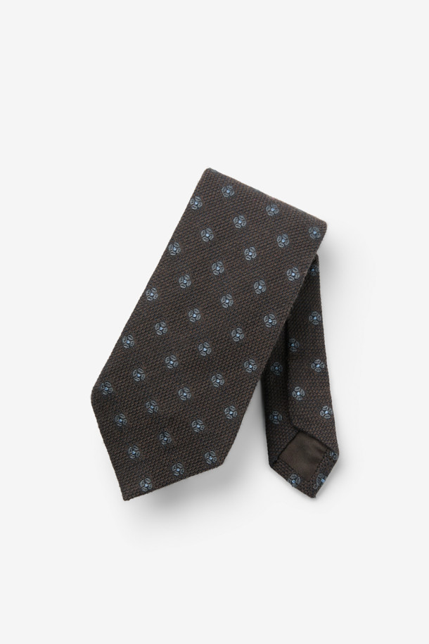 STEFANO BIGI(스테파노 비기) 로이라 올오버 타이는 남성용 넥타이로, 가을과 겨울에 착용하기 좋은 아이템입니다. 부드러운 촉감의 울과 실크 혼방 소재로 제작되어 고급스러운 착용감을 선사합니다. 브라운 컬러 바탕에 플라워 패턴이 올오버 디자인으로 은은하게 적용되어 클래식하면서도 세련된 느낌을 줍니다. 도톰한 두께감과 로고 라벨, 루프 장식이 돋보이며, 오피스룩, 비즈니스 캐주얼, 모임룩 등 다양한 TPO에 활용할 수 있습니다. 미니멀하고 캐주얼한 스타일을 연출하기에도 좋습니다.
