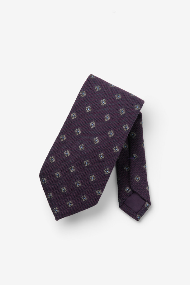 STEFANO BIGI(스테파노 비기) 로이라 올오버 타이는 부드러운 울과 실크 소재 혼방으로 제작되어 가을, 겨울 시즌에 따뜻하고 편안하게 착용할 수 있습니다. 톤 다운된 퍼플 컬러 바탕에 플라워 패턴이 클래식하면서도 세련된 느낌을 자아내며, 오피스룩, 비즈니스 캐주얼, 모임룩 등 다양한 TPO에 활용 가능합니다. 도톰한 두께감과 올오버 디자인, 안쪽 루프 장식은 고급스러운 디테일을 더하고, 로고 라벨로 STEFANO BIGI(스테파노 비기)만의 정체성을 드러냅니다. 미니멀한 스타일을 선호하는 남성분들께 스타일리시한 포인트를 선사하는 아이템입니다.
