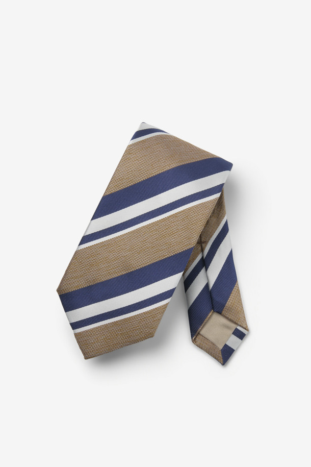 STEFANO BIGI(스테파노 비기) 세나 실크 스트라이프 타이는 남성용 넥타이로, 클래식한 스타일을 연출합니다. 네이비, 베이지, 화이트 세 가지 색상으로 구성되어 있으며, 부드러운 실크 소재로 제작되었습니다. 레지멘탈 스트라이프 패턴과 끝단 로고 자수가 디자인의 특징이며, 오피스룩, 비즈니스 캐주얼, 출근룩 등 다양한 TPO에 활용 가능합니다. 미니멀하면서도 세련된 스타일을 완성하는 아이템입니다.
