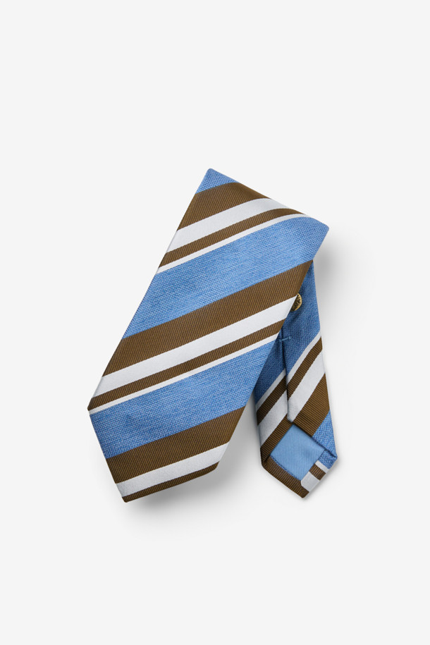 STEFANO BIGI(스테파노 비기) 세나 실크 스트라이프 타이는 남성용 넥타이로, 클래식하면서도 세련된 스타일을 연출합니다. 블루 및 브라운 컬러의 믹스 레지멘탈 스트라이프 패턴이 돋보이며, 부드러운 실크 소재로 제작되어 편안한 착용감을 선사합니다. 오피스룩, 비즈니스 캐주얼, 출근룩 등 다양한 TPO에 활용 가능하며, 로고 자수 디테일이 고급스러움을 더합니다. 클래식, 미니멀, 시크한 스타일을 선호하는 남성에게 제격입니다.
