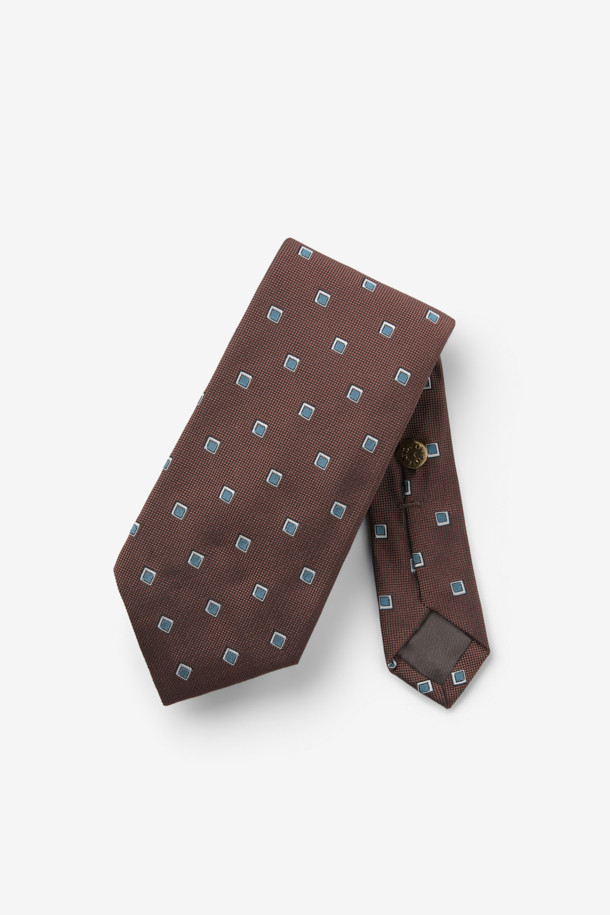 STEFANO BIGI(스테파노 비기) 세나 실크 올오버 타이는 남성용 넥타이로, 포멀한 자리에 잘 어울립니다. 부드러운 착용감을 자랑하며, 브라운과 블루 색상으로 제공됩니다. 실크 소재에 사각 디자인과 도트 무늬가 특징이며, 안쪽 루프 장식과 로고 자수가 고급스러움을 더합니다. 클래식하고 미니멀한 스타일로 오피스룩, 비즈니스 캐주얼, 모임룩에 매치하기 좋습니다.
