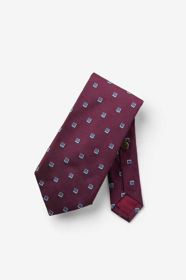STEFANO BIGI(스테파노 비기) 세나 실크 올오버 타이는 남성용 넥타이로, 와인 및 블루 색상에 도트 무늬가 특징입니다. 100% 실크 소재로 제작되어 부드러운 착용감을 선사하며, 포멀한 스타일을 연출하기에 좋습니다. 사각 디자인과 안쪽 루프 장식으로 고급스러움을 더했으며, 로고 자수 디테일이 돋보입니다. 오피스룩, 비즈니스 캐주얼, 출근룩 등 TPO에 적합하며, 클래식하고 미니멀한 스타일을 선호하는 남성에게 추천합니다.
