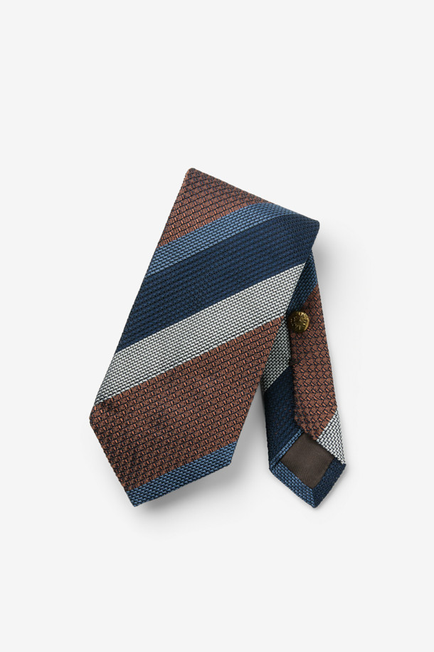 STEFANO BIGI(스테파노 비기) 라오스 엠보싱 스트라이프 타이는 남성용 넥타이로, 부드러운 실크 소재로 제작되어 포멀한 착장에 적합합니다. 브라운, 네이비, 그레이 3가지 색상으로 출시되었으며, 엠보싱 스트라이프 패턴과 클래식한 레지멘탈 디자인이 특징입니다. 오피스룩, 비즈니스 캐주얼, 모임룩 등 다양한 TPO에 활용 가능하며, 클래식하고 미니멀한 스타일을 연출하기 좋습니다. 넥타이 하단에는 로고 자수가 은은하게 장식되어 고급스러움을 더합니다.
