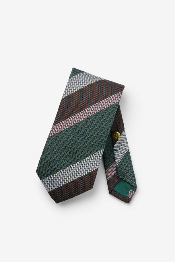 STEFANO BIGI(스테파노 비기) 라오스 엠보싱 스트라이프 타이는 남성용 포멀 넥타이입니다. 실크 소재로 제작되어 부드러운 착용감을 선사하며, 클래식한 스타일을 연출합니다. 그린, 브라운, 그레이 컬러의 엠보싱 스트라이프 패턴이 돋보이며, 레지멘탈 패턴으로 세련됨을 더합니다. 오피스룩, 비즈니스 캐주얼, 모임룩 등 TPO에 맞춰 폭넓게 활용 가능하며, 로고 자수 디테일이 고급스러움을 더합니다. 클래식하고 미니멀한 스타일을 선호하는 남성에게 제격입니다.
