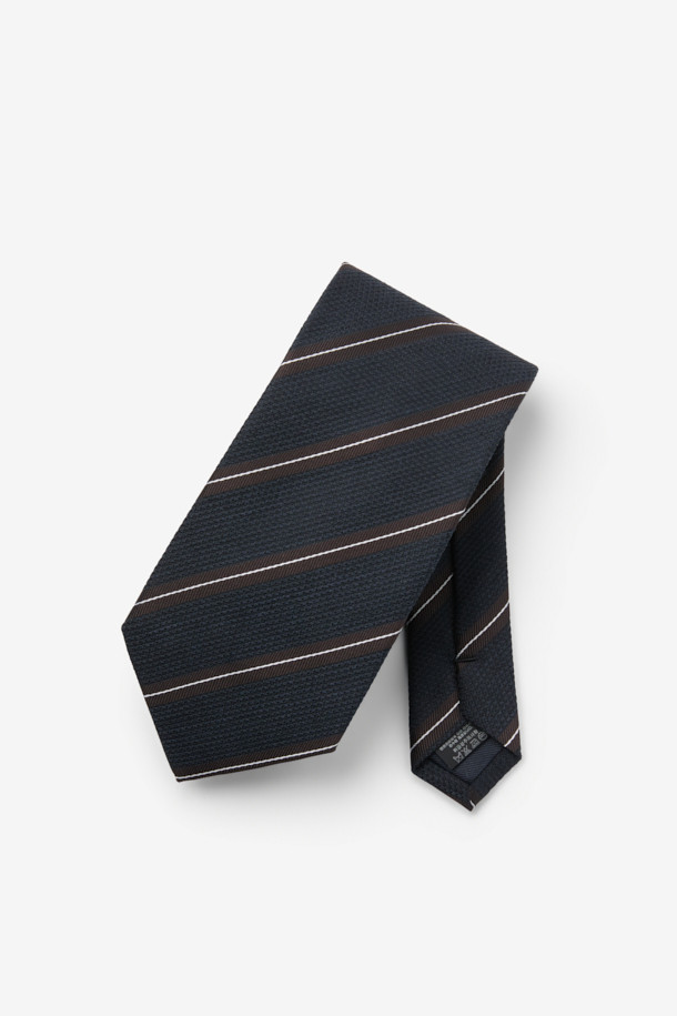 실크 브라운데코 레지멘탈 타이는 남성용 넥타이로, 클래식하고 미니멀한 스타일을 연출합니다. 브라운과 네이비 컬러 배색의 레지멘탈 스트라이프 패턴이 특징이며, 얇은 두께감과 부드러운 실크, 린넨 혼방 소재로 제작되어 고급스러운 촉감을 선사합니다. 포멀한 오피스룩, 비즈니스 캐주얼, 출근룩에 잘 어울리며, 루프 장식이 있어 넥타이의 형태를 더욱 깔끔하게 유지할 수 있습니다. 사계절 모두 착용 가능하여 활용도가 높습니다.
