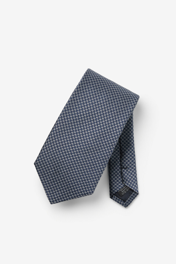 클래식한 디자인의 남성용 실크 하운드투스 올오버 넥타이입니다. 부드러운 촉감의 고급 실크 소재로 제작되어 포멀한 착장에 잘 어울립니다. 그레이 컬러의 하운드투스 패턴이 세련된 느낌을 주며, 루프 디테일이 돋보입니다. 오피스룩, 비즈니스 캐주얼, 모임룩 등 다양한 TPO에 활용 가능하며, 미니멀하고 클래식한 스타일을 연출하기 좋습니다.
