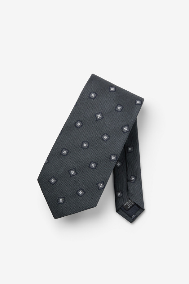 세련된 남성미를 완성하는 실크 라운드스퀘어 타입니다. 부드러운 착용감과 가벼운 소재로 편안함을 선사하며, 깔끔한 실루엣이 돋보입니다. 차분한 그레이 컬러에 라운드스퀘어 패턴이 더해져 포멀한 느낌을 자아냅니다. 오피스룩, 비즈니스 캐주얼, 모임룩 등 다양한 TPO에 활용 가능하며, 클래식, 미니멀, 시크 스타일을 즐기는 남성에게 적합합니다. 디자인에 루프 디테일이 더해져 더욱 세련된 느낌을 줍니다.
