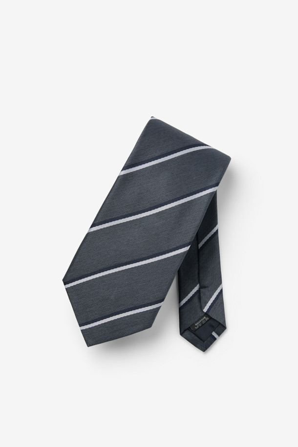 실크 네이비데코 레지멘탈 타이는 남성용 넥타이로, 포멀한 자리에 적합한 클래식 스타일을 연출합니다. 부드러운 촉감의 실크 소재로 제작되었으며, 그레이와 네이비 컬러의 조화로운 배색이 특징입니다. 레지멘탈 스트라이프 패턴과 로고 자수 디테일이 돋보이며, 오피스룩, 비즈니스 캐주얼, 출근룩 등 다양한 TPO에 활용할 수 있습니다. 클래식하고 미니멀한 디자인으로, 세련된 비즈니스 스타일을 완성해보세요.
