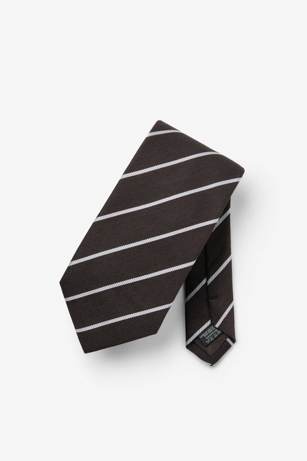실크 화이트데코 레지멘탈 타이는 남성용 타이로, 고급스러운 스타일을 연출합니다. 브라운과 화이트 컬러의 조화가 세련된 인상을 주며, 실크와 린넨 혼방 소재로 부드럽고 가벼운 촉감을 선사합니다. 포멀한 오피스룩, 비즈니스 캐주얼, 모임룩에 적합하며 클래식하고 미니멀한 스타일을 완성합니다. 사선 라인과 끝단 로고 자수가 디자인의 포인트입니다.
