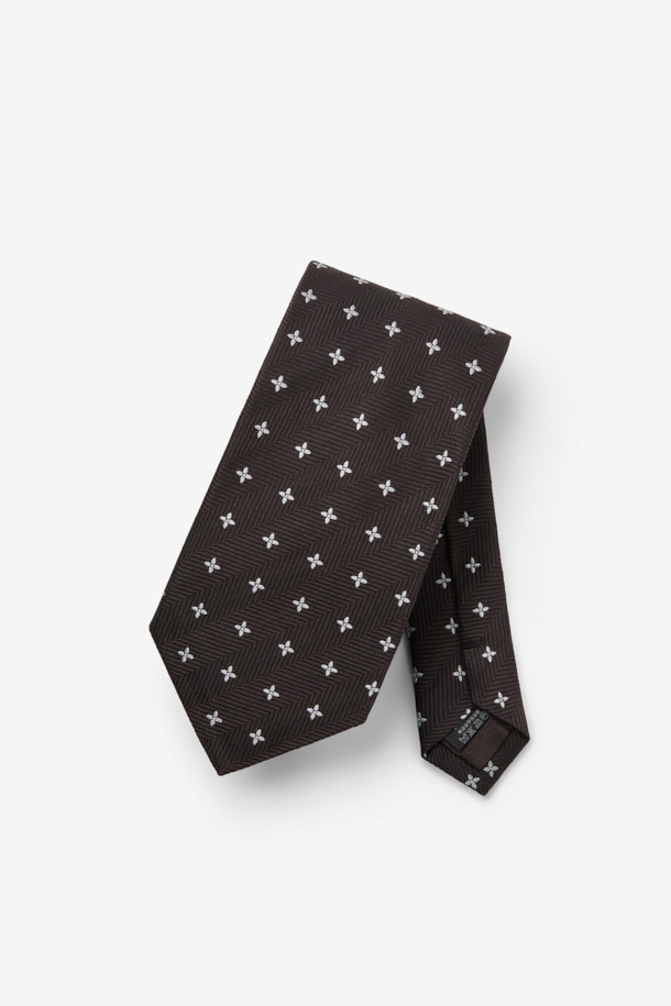 실크 화이트플라워 올오버 타이는 남성용 타이로, 브라운과 화이트 컬러의 플라워 패턴이 돋보이는 포멀 스타일의 넥타이입니다. 실크와 린넨 혼방 소재로 제작되어 가볍고 부드러운 착용감을 선사하며, 오피스룩, 비즈니스 캐주얼, 모임룩 등 다양한 TPO에 활용하기 좋습니다. 클래식하면서도 미니멀한 디자인으로, 로고 자수 디테일이 고급스러움을 더합니다. 사계절 모두 착용 가능하여 활용도가 높습니다.
