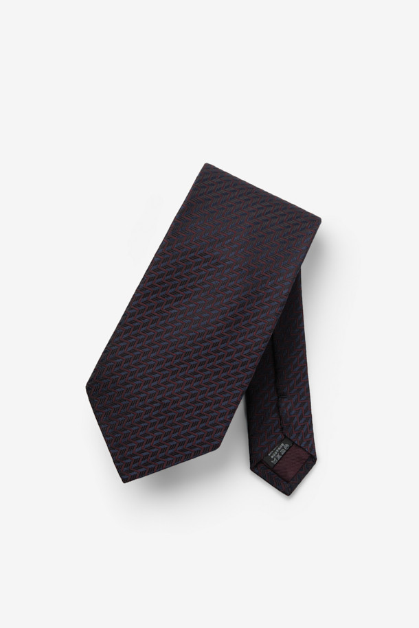 세련된 블랙 컬러의 실크 지그재그 올오버 타이입니다. 고급스러운 스타일과 부드러운 촉감을 선사하며, 오피스룩, 비즈니스 캐주얼, 모임룩 등 다양한 TPO에 활용하기 좋습니다. 클래식, 미니멀, 시크한 스타일을 선호하는 남성분들께 추천합니다. 특히 넥타이 뒷면에는 루프 디자인 장식이 있어 넥타이의 형태를 더욱 안정적으로 잡아줍니다. 실크 소재 특유의 고급스러움과 지그재그 패턴의 세련된 조화가 돋보이는 포멀 타입니다.
