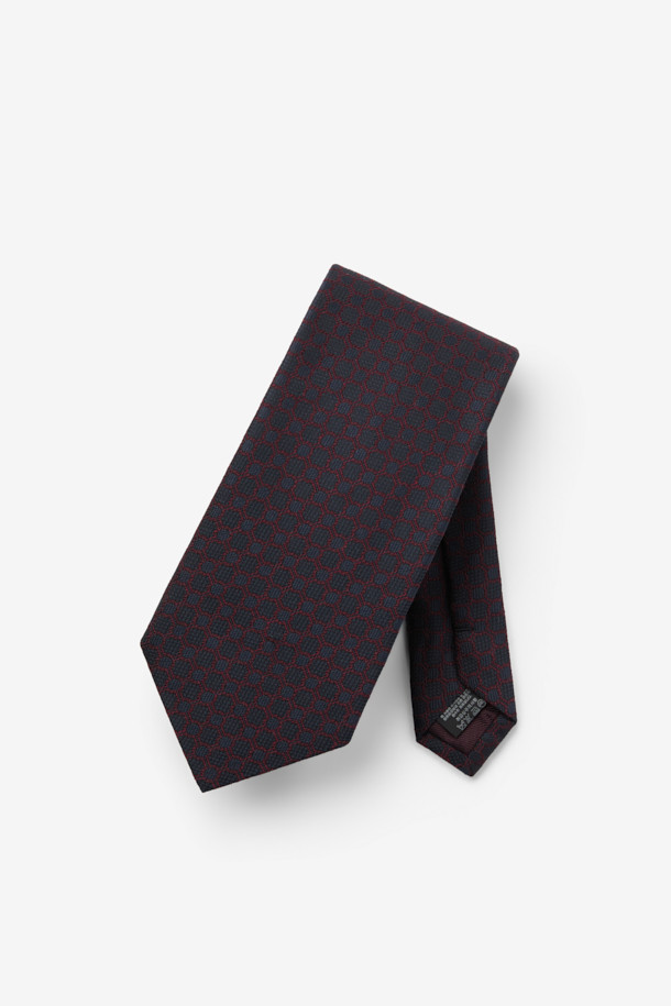 실크 네이비데코 라운드 올오버 타이입니다. 남성용 넥타이로, 부드럽고 가벼운 실크 소재로 제작되어 편안한 착용감을 선사합니다. 와인 및 네이비 컬러를 바탕으로 라운드 패턴이 돋보이며, 깔끔한 실루엣을 연출합니다. 이면 루프 장식이 클래식한 멋을 더하며, 오피스룩, 비즈니스 캐주얼, 모임룩 등 다양한 TPO에 활용 가능합니다. 클래식, 미니멀 스타일을 선호하는 남성분들에게 적합합니다.
