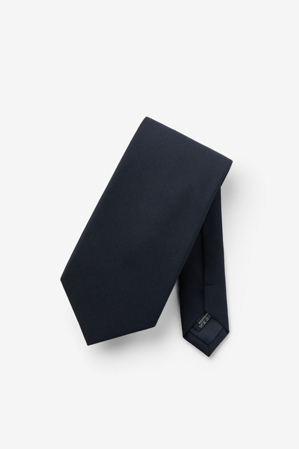 카벤디쉬 울 솔리드 타이는 남성용 넥타이로, 오피스룩, 비즈니스 캐주얼, 출근룩 등 다양한 TPO에 활용하기 좋습니다. 네이비 컬러의 무지 디자인에 울과 실크 소재를 사용하여 부드러운 착용감을 선사합니다. 클래식하고 미니멀한 스타일을 연출하기 좋으며, 안쪽 루프 장식과 로고 자수 디테일이 돋보입니다. 넥타이 하나만으로도 세련된 분위기를 연출할 수 있습니다.
