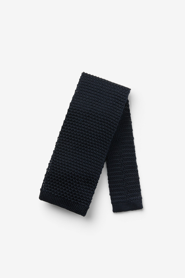 다크 네이비 컬러의 니트 타이입니다. 비즈니스와 캐주얼 모두 소화 가능한 디자인으로, 톤온톤 테이프 디자인이 은은한 포인트를 더합니다. 부드러운 니트 소재로 제작되어 편안한 착용감을 제공하며, 위빙 조직감으로 고급스러운 분위기를 연출합니다. 넥타이 노트 부분은 테이프 처리하여 내구성을 높였습니다. 각도에 따라 색감 변화를 느낄 수 있어, 출근룩, 오피스룩, 비즈니스 캐주얼 등 다양한 TPO에 활용하기 좋습니다.
