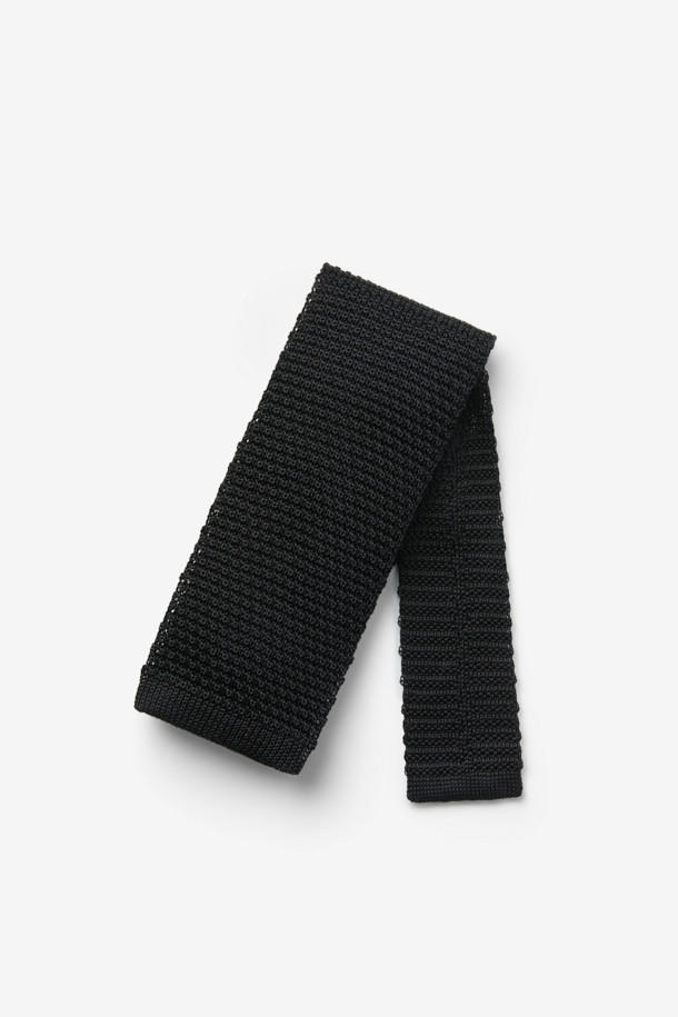 블랙 컬러의 니트 타이입니다. 부드러운 니트 소재로 제작되어 편안한 착용감을 선사하며, 얇은 두께감으로 답답함 없이 착용하기 좋습니다. 무지 디자인에 톤온톤 테이프 디테일이 더해져 은은한 포인트를 주며, 캐주얼과 클래식 스타일 모두 소화 가능합니다. 비즈니스룩, 오피스룩, 비즈니스 캐주얼 등 다양한 TPO에 활용하여 세련된 스타일을 연출해보세요. 내구성이 뛰어나 오랫동안 변함없이 착용할 수 있습니다.
