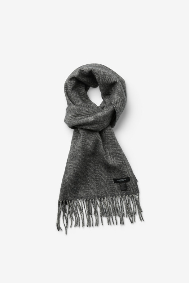 캐시미어 100% 헤링본 머플러는 가을, 겨울 시즌 남성분들의 품격을 높여줄 머플러입니다. 부드러운 촉감의 캐시미어 소재와 클래식한 헤링본 패턴, 그리고 은은한 그레이 컬러가 세련된 분위기를 자아냅니다. 더블 페이스 디자인과 솔리드 이면으로 다양한 스타일 연출이 가능하며, 롱한 기장감과 와이드한 폭으로 더욱 따뜻하게 감쌀 수 있습니다. 출근룩, 모임룩 등 어떤 TPO에도 잘 어울리며, 클래식하고 미니멀한 스타일을 즐기는 분들께 추천합니다.
