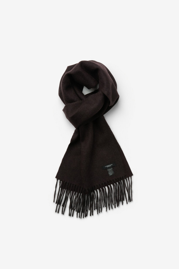 캐시미어 100% 소재의 투톤 머플러입니다. 와인과 네이비 컬러의 조화가 세련된 디자인으로, 출근룩, 모임룩, 연말 모임룩 등 다양한 TPO에 활용하기 좋습니다. 부드러운 촉감의 캐시미어 소재와 보온 기능으로 가을, 겨울철 따뜻하게 착용할 수 있으며, 클래식하고 미니멀한 스타일을 연출합니다. 트윌 패턴과 프린지 장식, 더블 페이스, 롱 기장감, 와이드한 폭, 이면 솔리드 디테일이 특징입니다. 남성분들을 위한 머플러로, 고급스러운 분위기를 더해줍니다.
