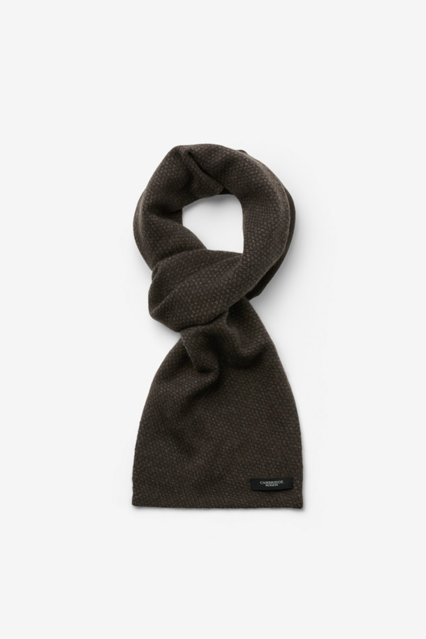 캐시미어 100% 쁘띠 머플러는 부드러운 촉감과 보온성을 갖춘 남성용 머플러입니다. 가을, 겨울철 출근룩과 모임룩에 클래식, 미니멀, 캐주얼 스타일로 연출하기 좋습니다. 브라운 컬러에 마이크로 패턴, 더블 페이스, 솔리드 이면 디자인이 특징이며, 터널 디자인으로 포인트를 더했습니다. 캐시미어 소재 특유의 고급스러움과 따뜻함을 느껴보세요.
