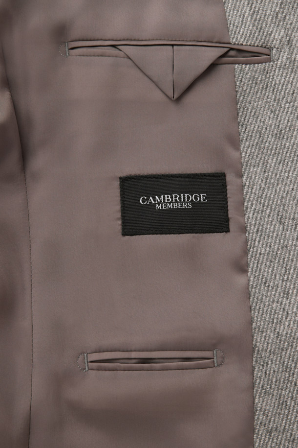 보똘리 울캐시 트윌 솔리드 재킷은 부드러운 촉감의 울과 캐시미어 혼방 소재로 제작되어 봄, 가을 간절기에 적합한 얇은 두께의 싱글버튼 재킷입니다. 베이직하고 캐주얼한 스타일로, 그레이 컬러의 무지 디자인이 특징이며 레귤러핏으로 편안하게 착용할 수 있습니다. 출근룩, 비즈니스 캐주얼, 모임룩 등 다양한 TPO에 활용 가능하며 캐주얼, 클래식, 미니멀 스타일을 즐기는 분들께 추천합니다. 트윌 원단 특유의 고급스러운 질감과 긴 소매 기장이 돋보이는 데일리 자켓입니다.
