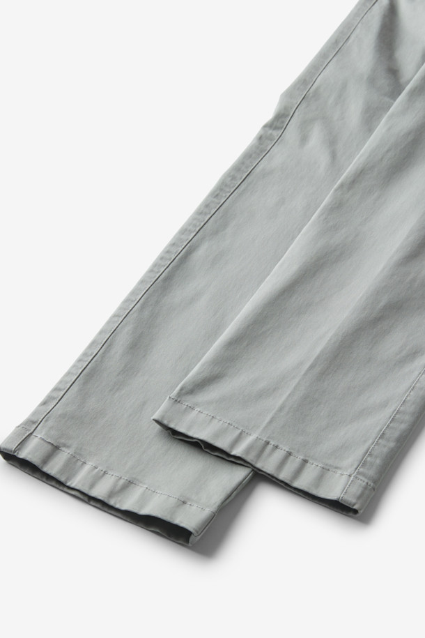 가을 시즌, 베이직한 스타일을 완성할 코튼 스트레치 다잉 치노 팬츠입니다. 라이트 그레이 컬러의 무지 디자인으로, 출근룩과 비즈니스 캐주얼에 활용하기 좋습니다. 면 소재로 제작되어 편안한 착용감을 선사하며, 가먼트 다잉 기법으로 은은한 멋을 더했습니다. 신축성 있는 스트레치 원단으로 활동성을 높였으며, 그레이, 챠콜 그레이, 카키 컬러의 상의와 매치하여 미니멀하고 클래식한 분위기를 연출해보세요.
