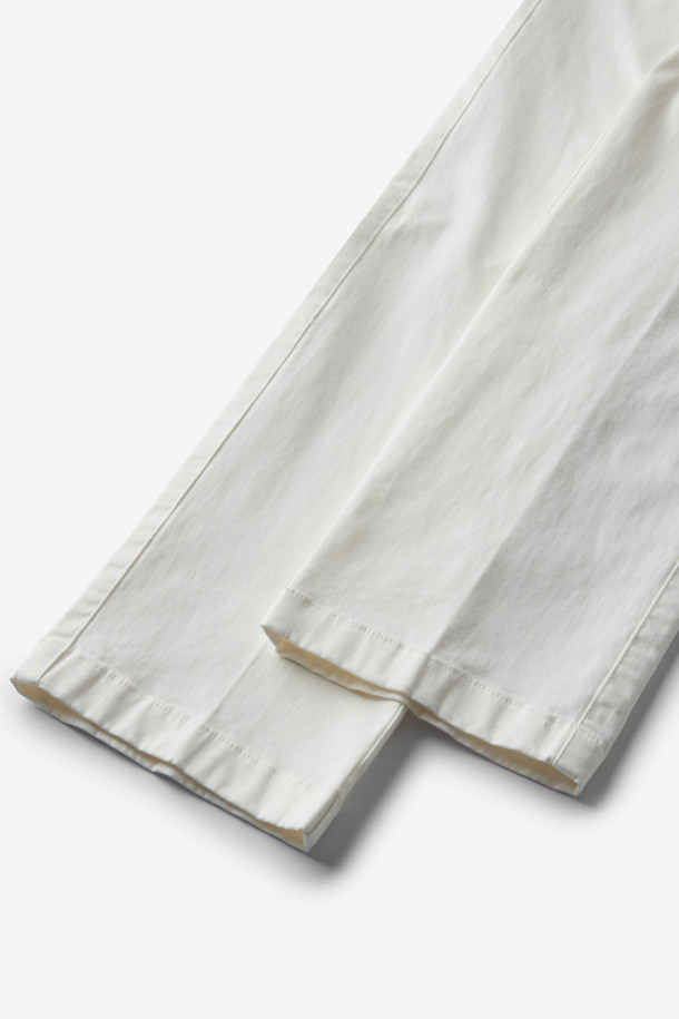 부드러운 면 소재에 스트레치 기능이 더해져 편안한 착용감을 선사하는 코튼 스트레치 다잉 치노 팬츠입니다. 아이보리 컬러의 무지 디자인으로, 어떤 상의와도 쉽게 매치하여 캐주얼, 미니멀, 클래식 스타일을 연출할 수 있습니다. 봄, 여름 시즌 산책룩이나 봄 소풍룩에 적합하며, 활동적인 일상생활에서도 부담 없이 즐겨 입을 수 있습니다. 가먼트 다잉 기법으로 은은한 멋을 더했으며, 스트레이트 핏으로 깔끔한 실루엣을 완성합니다.
