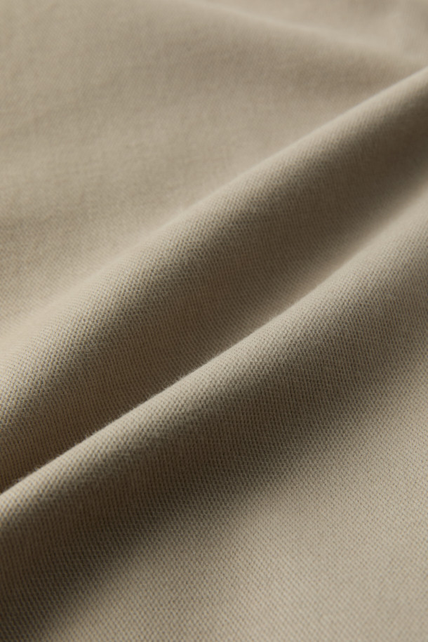 듀카 울코튼 드레스 치노 팬츠는 남성용 바지로, 울과 면 소재의 조화로 부드러운 촉감을 선사합니다. 겨울철에 적합한 두께감과 레귤러핏으로 제작되어 클래식하고 베이직한 스타일을 연출합니다. 베이지 컬러의 무지 디자인과 긴 기장으로 출근룩, 비즈니스 캐주얼, 모임룩 등 다양한 TPO에 활용 가능합니다. 스트레치 기능이 더해져 편안한 착용감을 제공하며, 미니멀하고 클래식한 스타일을 선호하는 분들께 추천합니다.
