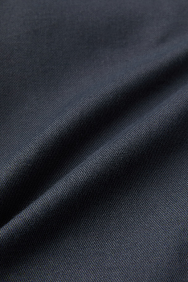 듀카 울코튼 드레스 치노 팬츠는 남성용 치노 팬츠입니다. 클래식과 베이직 스타일을 기반으로 하여 출근룩, 비즈니스 캐주얼, 모임룩 등 다양한 TPO에 활용할 수 있습니다. 울과 면 혼방 소재로 제작되어 부드러운 촉감과 두꺼운 두께감을 자랑하며, 겨울철에도 따뜻하게 착용 가능합니다. 레귤러핏 디자인에 무지 패턴, 그레이 컬러로 어떤 상의와도 매치하기 용이합니다. 스트레치 기능이 있어 편안한 활동성을 제공합니다.
