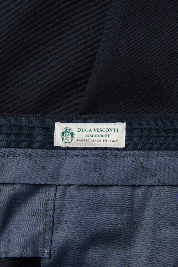 **듀카 울코튼 드레스 치노 팬츠**는 부드러운 촉감과 보온성을 자랑하는 겨울용 치노 팬츠입니다. 이탈리아 듀카 비스콘티(두카 비스콘티)의 울·코튼 혼방 스트레치 원단을 사용하여 편안한 착용감을 선사합니다. 베이직한 디자인과 네이비 컬러로, 클래식, 미니멀, 캐주얼 스타일을 모두 소화할 수 있습니다. 오피스룩, 비즈니스 캐주얼, 출근룩 등 다양한 시간과 장소와 상황에 활용 가능하며, 긴 기장과 두꺼운 두께로 따뜻함을 더합니다. 무지 패턴으로 어떤 상의와도 쉽게 매치하여 스타일리시한 룩을 연출할 수 있습니다.