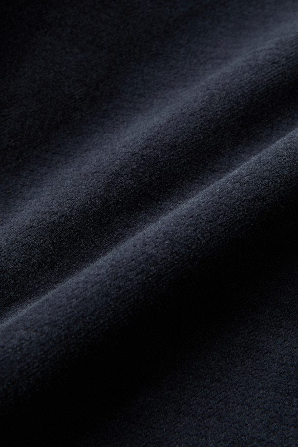 부드러운 촉감의 마일드 코튼 혼방 치노 팬츠입니다. 그레이 컬러의 무지 디자인으로, 베이직한 스타일을 연출하며 출근룩과 비즈니스 캐주얼에 적합합니다. 면과 스판덱스 소재 혼방으로 제작되어 편안한 착용감과 활동성을 제공하며, 레귤러핏으로 누구나 부담 없이 착용 가능합니다. 겨울철에도 따뜻하게 입을 수 있으며, 다양한 상의와 매치하여 클래식, 미니멀, 캐주얼 스타일을 연출할 수 있습니다. 스트레치 원단으로 활동량이 많은 날에도 불편함 없이 착용 가능합니다.
