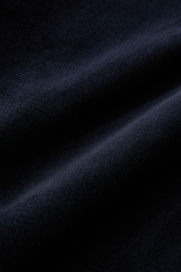 네이비 컬러의 마일드 코튼 혼방 치노 팬츠입니다. 부드러운 촉감의 면과 스판덱스 혼방 소재로 제작되어 편안한 착용감을 선사합니다. 베이직한 디자인에 레귤러핏으로 제작되어 출근룩, 비즈니스 캐주얼 등 다양한 TPO에 활용 가능합니다. 무지 패턴으로 어떤 상의와도 쉽게 매치할 수 있으며, 캐주얼, 클래식, 미니멀 스타일을 즐겨 입는 남성분들께 추천합니다. 특히, 스트레치 기능이 있어 활동성을 높였습니다.
