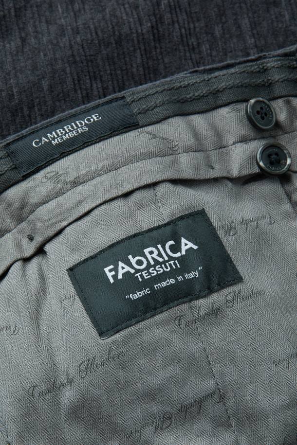 파브리카 코듀로이 스트레치 셋업 팬츠는 가을과 겨울, 세련된 스타일을 연출하기에 좋은 남성용 코듀로이 슬림핏 긴바지입니다. 부드러운 코듀로이와 면 혼방 소재로 제작되어 편안한 착용감을 선사하며, 스트레치 기능으로 활동성을 높였습니다. 차분한 그레이 컬러는 어떤 상의와도 잘 어울려 출근룩, 비즈니스 캐주얼, 모임룩 등 다양한 TPO에 활용 가능합니다. 클래식, 미니멀, 시크한 스타일을 즐기는 남성분들께 추천합니다. 특히 셋업 스타일로 출시되어 더욱 세련된 코디를 완성할 수 있습니다.
