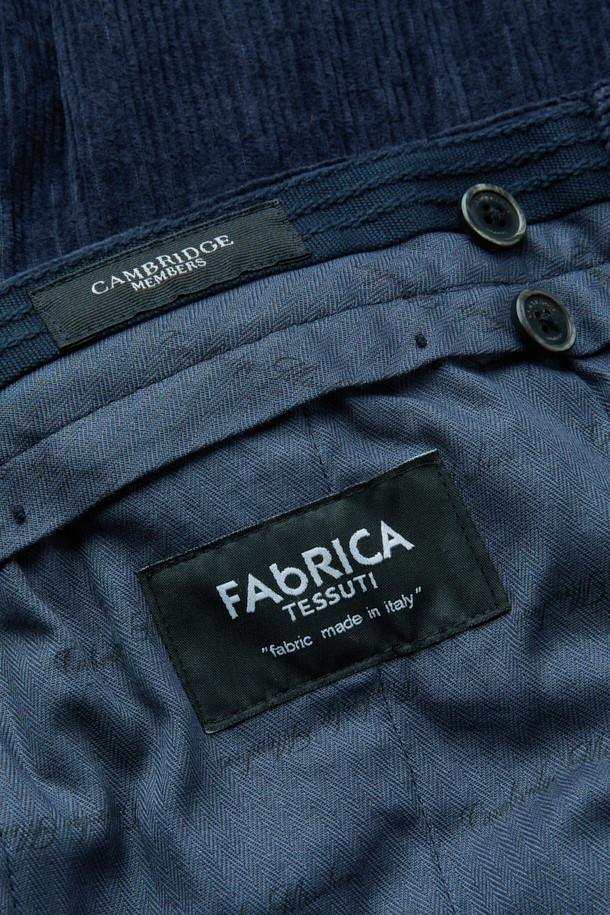 파브리카 코듀로이 스트레치 셋업 팬츠는 세련된 스타일을 추구하는 당신을 위한 완벽한 선택입니다. 부드러운 코듀로이 소재와 코튼 혼방으로 제작되어 편안한 착용감을 선사하며, 슬림핏 디자인으로 시크한 매력을 더합니다. 출근룩, 비즈니스 캐주얼, 모임룩 등 다양한 TPO에 활용 가능하며, 클래식, 미니멀, 시크 스타일을 즐기는 분들께 추천합니다. 특히, 스트레치 기능이 더해져 활동성을 높여줍니다. 그레이 컬러로 어떤 상의와도 쉽게 매치하여 멋스러운 셋업 스타일을 연출해보세요.
