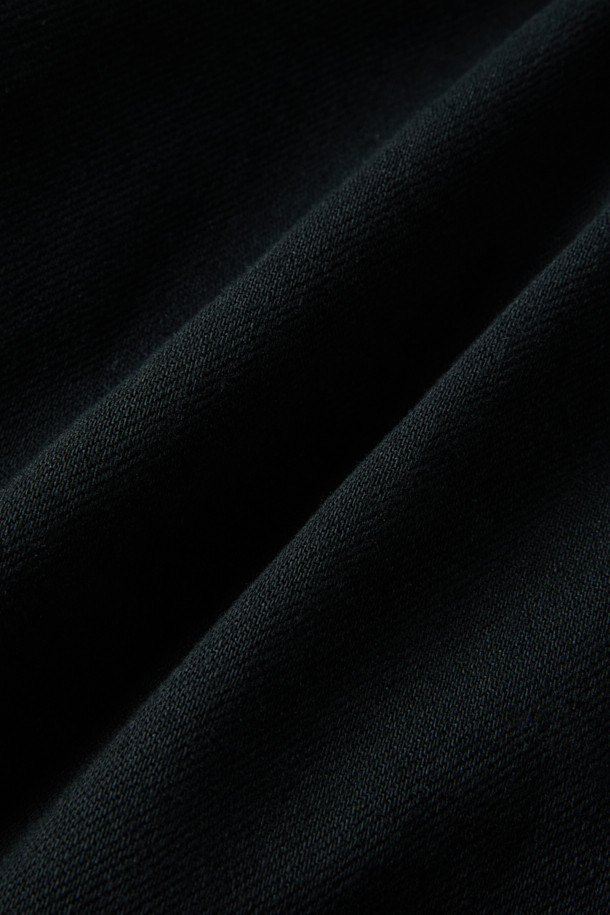 블랙 코튼 데님 팬츠는 베이직한 스타일로, 사계절 내내 활용 가능한 실용적인 아이템입니다. 일상, 출근룩, 데이트룩 등 다양한 TPO에 매치하기 좋으며, 미니멀, 클래식, 캐주얼 스타일을 즐겨 입는 분들께 추천합니다. 면과 데님 혼방 소재로 제작되어 편안한 착용감을 선사하며, 중간 두께감과 내추럴한 표면감의 원워싱 처리로 자연스러운 멋을 더했습니다. 어떤 상의와도 잘 어울려 데일리룩의 완성도를 높여줍니다.
