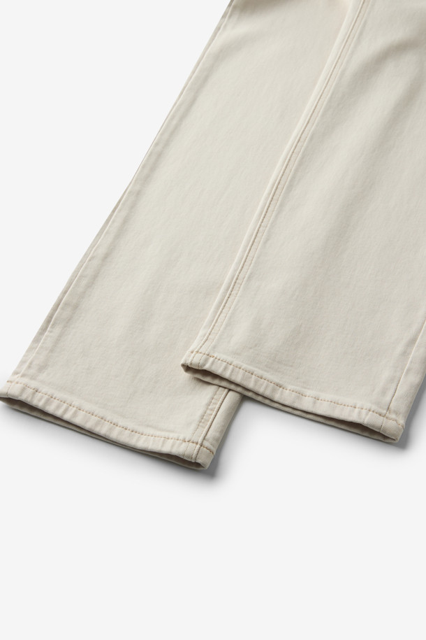 부드러운 에크루 컬러의 코튼 데님 팬츠입니다. 가먼트다잉 기법으로 제작되어 자연스러운 색감과 빈티지한 무드를 연출합니다. 안감은 기모 처리되어 겨울철에도 따뜻하게 착용 가능하며, 스트레치성 소재로 활동성을 높였습니다. 캐주얼 및 미니멀 스타일의 출근룩에 적합하며, 두꺼운 두께감으로 안정감 있는 핏을 선사합니다. 무지 디자인으로 어떤 상의에도 잘 어울려 활용도가 높습니다.
