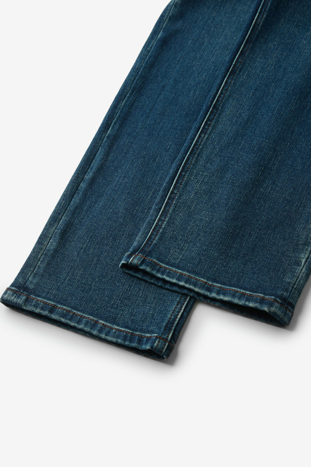 네이비 컬러의 울 소재 데님 팬츠입니다. 가을, 겨울 시즌에 어울리는 두꺼운 두께감으로 보온성이 뛰어나며, 부드러운 촉감을 선사합니다. 베이직하고 캐주얼한 스타일로, 일상복뿐만 아니라 출근룩으로도 활용 가능합니다. 레귤러핏으로 제작되어 편안한 착용감을 제공하며, 치노 팬츠 형태의 디자인이 특징입니다. 클래식, 미니멀, 캐주얼 등 다양한 스타일 연출에 활용할 수 있습니다.
